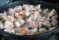 돼지 고기로 양배추 조림 돼지 고기로 양배추를 요리하는 방법